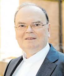 Zwei am Steuer von „Kirche in einem Boot“