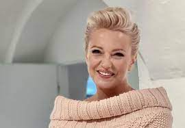 Dorota szelągowska to dziennikarka, projektantka oraz aranżerka wnętrz. Tak Wyglada Salon Doroty Szelagowskiej Dwie Kanapy I Wiszacy Fotel To Tylko Poczatek Jak Przytulnie