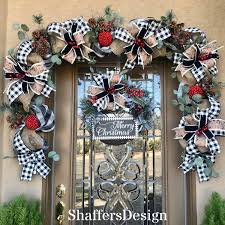 Farmhouse Christmas Door Decor Black And White Check Christmas Garland And Wreath Buffalo Plaid Christmas Wreath And Garland In 2020 Christmas Door Decorations Christmas Garland Grapevine Christmas