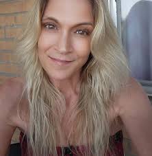 I visited Kaylee, Maddie and Xana' benches downtown today after work. My  Bestie brought home sea shell necklaces back from Hawaii. We handed them  out to people walking by. We had so