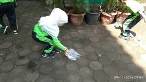 Menjaga kebersihan lingkungan sekolah merupakan tanggung jawab. Partisipasi Siswa Dalam Menjaga Kebersihan Lingkungan Sekolah
