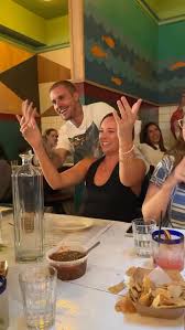 ¡El mejor regalo de todos! Justin sorprendió a una fan al cantarle el feliz cumpleaños, El cantante, Justin Bieber, sorprendió a una fan que celebraba su cumpleaños en un restaurante al unirse al ...
