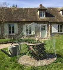 Une Maison En Grillage A Poule Pour Proteger Les Fraises Des Oiseaux Gloutons On Pourra Peut Etre En Manger Cette Annee Grillage A Poule Maison Jardins