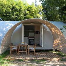 Hier geht die schroffe bergwelt, die den gardasee im norden vor kühlen winden schützt, ganz sanft in eine mediterran geprägte ebene über. Feriendorf Mit Bungalow Gardasee Campingplatz Feriendorf Glamping Europa Silvella