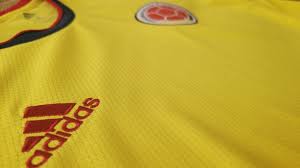 Un nuevo diseño, mucho más limpio y con visos retro hacia los años 80 y 90, lucirá la selección colombia en la copa américa 2021, de la que será sede. Camiseta Seleccion Colombia Ano 2021 Youtube