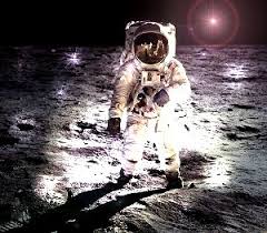 A coborât pe o scară și apoi a devenit prima persoană care a pus piciorul pe lună la ora 10:56 edt. AstronauÅ£ii Care Au Fost Pe LunÄƒ Prinsi Cu MaÅ£a N Sac CicÄƒ Ei N Au VÄƒzut Nicio Stea De Pe LunÄƒ Secretele Lui Lovendal