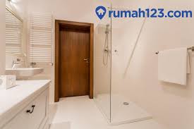 Jenis pintu untuk kamar mandi. 11 Pintu Kamar Mandi Yang Stylish Dan Awet Bikin Tamu Berdecak Kagum Rumah123 Com