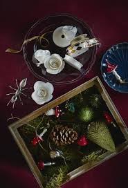 Ikea Deutschland Baumdekorationen Und Schleifen In Schusseln Und Kisten Auf Einem Tisch U A Ikea Weihnachten Gemutliche Weihnachten Weihnachten Dekoration