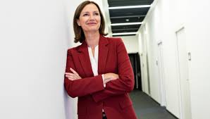 Die deutsche reporterin und nachrichtenmoderatorin ist petra gerster. Wird Bettina Schausten Neue Zdf Chefredakteurin Clap Club Das People Magazin Fur Die Kommunikationsbranche