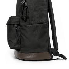 En 1985, eastpak est le premier fabriquant de sac à dos qui introduit dans sa collection des tissus imprimés et des couleurs. Sac A Dos Wyoming Black Eastpak Boutique Officielle Fr