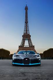 Der Bugatti Divo Posiert In Paris Sportwagen Bugatti Auto Exotische Sportwagen