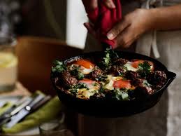 Shashuka Ist Nicht Nur In Israel Sondern Auch In Der Marokkanischen Kuche Beliebt Marokkanische Kuche Rezepte Orientalische Kuche