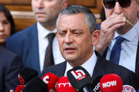 Direğe çarpıp 60 metre savrulan otomobilin sürücüsünü emniyet kemeri  kurtardı