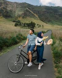 Foto prewedding di atas mobil. 12 Ide Pre Wedding Asyik Dengan Berbagai Alat Transportasi Yuk Biar Lebih Cepat Sampai Kua