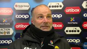 Strekker armene i været og roser Glimt: