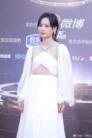 倪妮又出神图！Angelababy进不去的红毯，她美得像开了光……