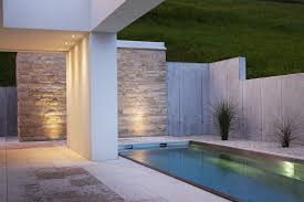Einfamilienhaus Hanghaus Klaus Modern Edelstahlpool Luxushaus Mit Pool Luxushaus Im Hang Luxushaus Architektur Haus Haus Hanglage