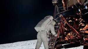 .non pas sur la lune mais dans la peau et les pensées de neil armstrong. Voila Ce Qu A Vraiment Dit Neil Armstrong Lorsqu Il A Marche Sur La Lune