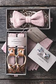Es ist ihr besonderer, legerer look, die eine selbstgebundene fliege so außergewöhnlich. Outfit Brautigam In Altrosa Brautigam Outfit Fliege Und Hosentrager Manner Hochzeit Outfits