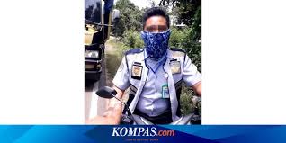 Pembayaran gaji pegawai tersebut diberikan kepada pegawai setiap awal bulan sebelum yang bersangkutan melaksanakan tugasnya. Video Viral Petugas Dishub Di Kalteng Tak Gunakan Helm Hadang Truk Halaman All Kompas Com