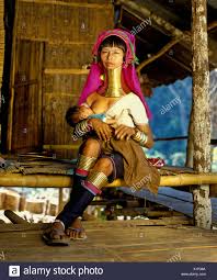 Das volk der giraffenhalsfrauen, wie sie heute auch oft genannt werden, sind die paudaung. Giraffe Women Wearing Brass Rings Stockfotos Und Bilder Kaufen Alamy