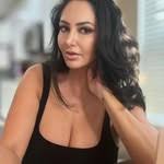 Jeannie Hook's Instagram, Twitter & Facebook