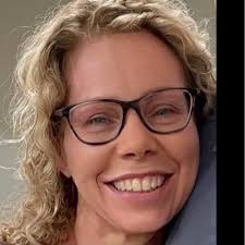 It's Music Monday. Do Cardinals sing? Google says “yes”, but this guy  stayed mum. He decided to hop