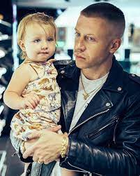 The Sweetest Photos Of Macklemore S Daughter That Will Make You Smile Like A Weirdo Macklemore Daughter Macklemore Celebrities
