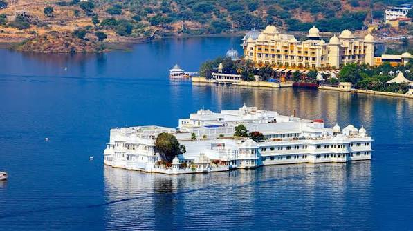 City Palace & Lake Pichola (Udaipur) Image 1