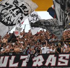 Download wallpapers eintracht frankfurt fc, 4k, german football club, bundesliga, leather texture, emblem, logo, frankfurt am main, germany, german football championships for desktop free. Eintracht Frankfurt Vs Fc Bayern Ultras Wollen Dfb Schwein Grillen Welt