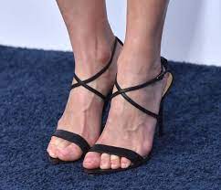 Linda cardellini toes