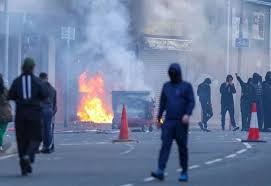 Manifestantes incendian vehículos y bloquean calles tras un apuñalamiento en Belfast.