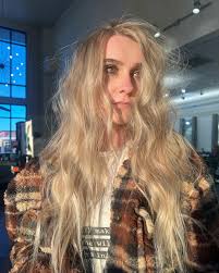 The Blonde having more fun 🤩