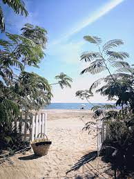 Casa de pe plajă este locuința lui steven univers, și este intrarea în templul nestematelor de cristal. Casa De Mare 24 De Camere Direct Pe Plaja Olimp