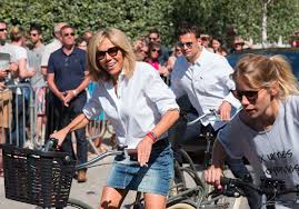 Jeudi 15 octobre, c'était au tour de tiphaine auzière, la fille de brigitte macron, de prendre le micro. Brigitte Macron Moment De Tendre Complicite Avec Sa Fille Tiphaine Auziere Elle