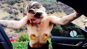 31+ schön bild miley cyrus nackig bett video : Glatt Rasiert Miley Cyrus Zeigt Sich Schon Wieder Nackig Video Welt