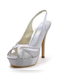 Bisogna infatti ricordare che saranno ai propri piedi per l'intera giornata: Scarpe Da Sposa Spuntate Con Tacco Alto E Plateau