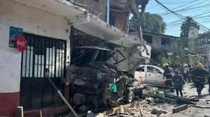 Falla de Frenos en Camión de Pasajeros Provoca Choque Múltiple en Valle de Bravo