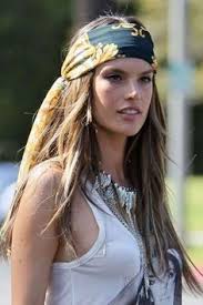 Nouer le bandana en dessous du chignon.porter un foulard en soie en bandana pour une femme autour du cou ou sur la tête est très tendance cette saison mais il faut savoir le mettre. Profil De Isabelle Damour Damourisabellem Pinterest