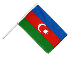 Die azerbaijani flagge ist eine vertikale trikolore und zeigt in der mitte die farben der flagge sind blau, grün, rot, weiß. Aserbaidschan Flagge Kaufen Flaggenplatz Online Shop