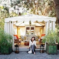 Ainsi, vous n'aurez pas besoin de déplacer votre salon de jardin ou votre transat si vous souhaitez bénéficier des rayons du soleil. La Tente De Jardin Et Sa Decoration