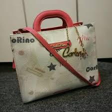 Carlo rino çanta kullanıcıya son derece rahatlık sağlamak için iyi tasarlanmış ceplere, muhafazalara, fermuarlara ve saplara sahiptir. Shopee Handbag Carlo Rino Iucn Water