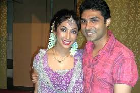 Saloni et son vrai mari. Moulli And Himani S Oye Band Baj Gaya