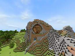 Circles are hard enough in mine craft but you made this one aesthetically pleasing to boot. Built A Big Circle House In A Hill What Do You Think Minecraft