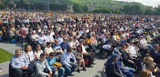 La blaj, cu ocazia vizitei papei francisc, sunt aşteptaţi duminică, 2 iunie, peste 50.000 de pelerini. Video Papa In Romania Moment Istoric Pe Campia LibertÄÈii Èapte Episcopi Greco Catolici Care Au Murit In Inchisorile Comuniste BeatificaÈi De Papa Francisc La Blaj Au Fost Peste 100 000 De Pelerini