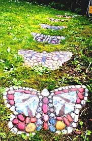 Deko Ideen Selbermachen Gartenweg Steine Bemalen Schmetterlinge Bemalen Gartenweg Ideen Schmetterlin Garden Stepping Stones Diy Garden Stepping Stones Diy