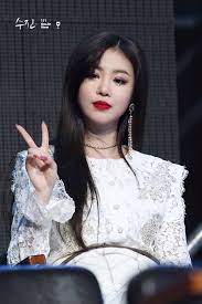 Following the announcement of soojin's departure from the group, her fans have bombarded seo shin ae's youtube channel with agitated comments, accusing her of ruining someone's future. Fy Soojin