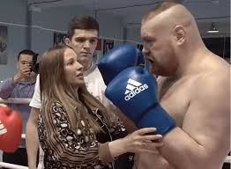 Мовсар евлоев одержал пятую победу кряду, нейт диас проиграл леону эдвардсу, дейвесон фигейредо потерял титул, а исраэль адесанья легко прошел марвина веттори. Beremennaya Zhena Dacika Prervala Boj Muzha Posle Togo Kak Tot Okazalsya V Nokdaune Chempionat