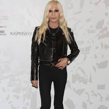 Nach dem tod ihres onkels gianni erbte sie 50 prozent der anteile am. Donatella Versace Blackstone Group Llp Kauft Label Anteile Gala De