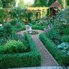 Small Magical Garden Spaces On Instagram The Owners Of This Little Haven Have Created An Gorgeous Semi F Small Garden Design Traditional Garden Garden Design